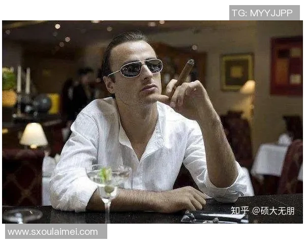 欧洲足球明星街头时尚风采揭秘日常穿搭与生活瞬间分享