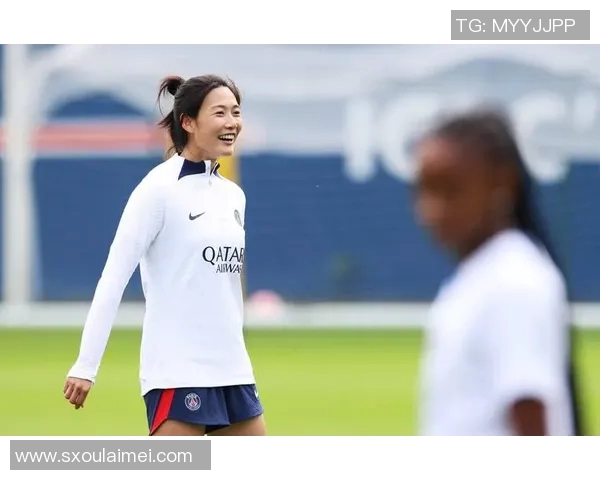 足球明星与女模特亲密合照广告展现激情与魅力的完美结合