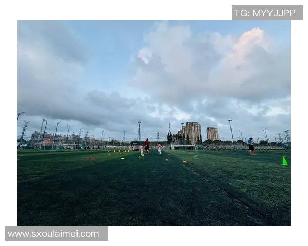 足球明星寄语毕业生：追逐梦想勇往直前，人生如球场尽情挥洒热情与汗水