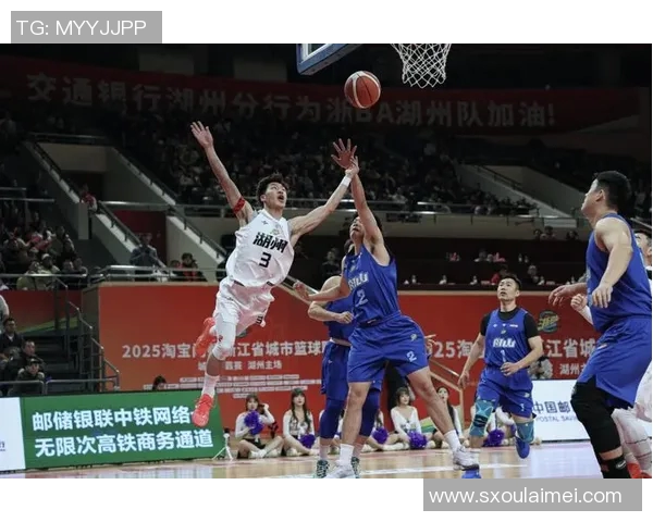 篮球明星亲临赛场边为球队加油助威精彩瞬间尽在视频中展现